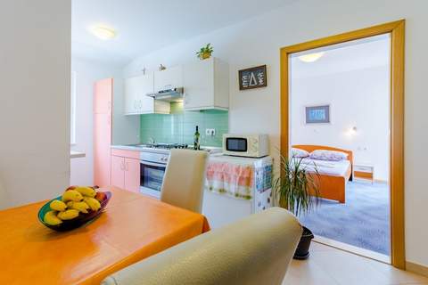 Villa Kosa - Two Bedroom Apartment with Balcony and Sea View (Roko) - Ferienunterkunft in Brela (4 Personen)