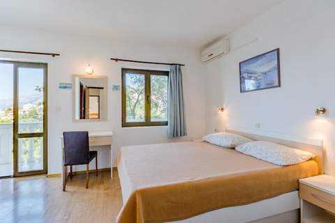 Villa Kosa - Standard Double Room With Balcony and Sea View (Soba 1-Matija) - Ferienunterkunft in Brela (3 Personen)
