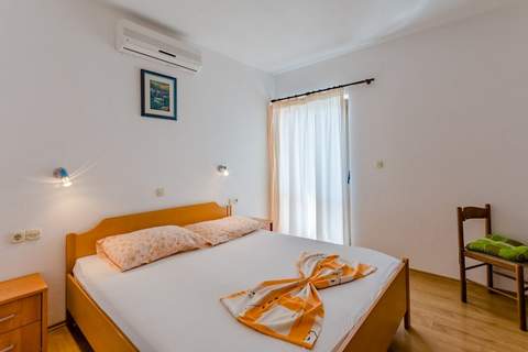 Villa Kosa - Room with Balcony and sea View (Soba 2-Mira) - Ferienunterkunft in Brela (2 Personen)