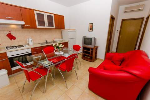 Apartments Ivana (TR)-Two Bedroom Apartment with Terrace (A1) - Ferienunterkunft in Trogir (4 Personen)