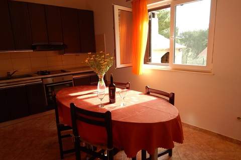 Apartments Mimose - Two Bedroom Apartment with Terrace (Sara) - Ferienunterkunft in Milna (4 Personen)