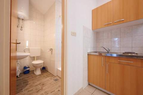 Apartments Vujina - Studio Apartment with Terrace 2 (Filip) - Ferienunterkunft in Kastel Stafilic (4 Personen)