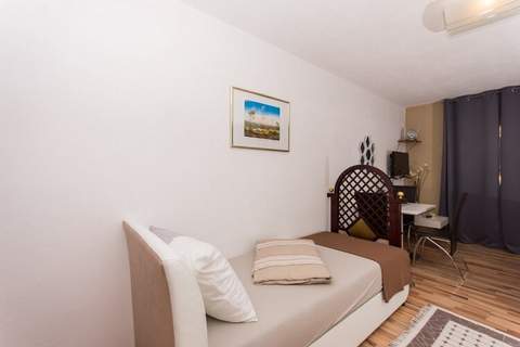 Villa Stil - Studio Apartment with Balcony and Sea View 101 - Ferienunterkunft in Okrug Gornji (3 Personen)