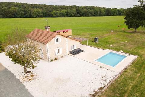 Maison typique et roulotte vue sur le château d'Hautefort - Ferienunterkunft in Hautefort (10 Personen)