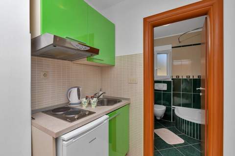 Apartments Villa Juric - Studio Apartment with Balcony (Crveni Studio) - Ferienunterkunft in Baska Voda (2 Personen)