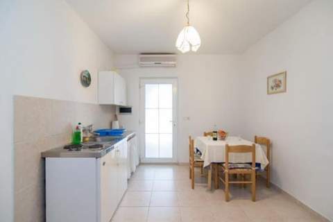 Apartments Boguvila - Two-Bedroom Basic Apartment with Terrace (A1) - (ST) - Ferienunterkunft in Supetar (5 Personen)