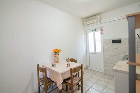 Apartments Pinija - Economy Two Bedroom Apartment with Terrace (A4) - (ST) - Ferienunterkunft in Supetar (4 Personen)
