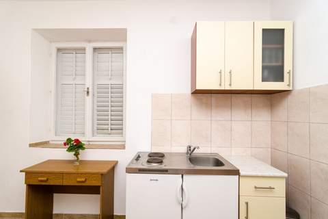 Guest House Kiko - One-Bedroom Apartment with Balcony and Sea View (A4) - Ferienunterkunft in Pomena (4 Personen)