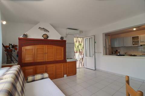 Apartments Villa Marijana - Standard Two Bedroom Apartment with Terrace and Garden View (Marijana 5) - Ferienunterkunft in Prižba (4 Personen)
