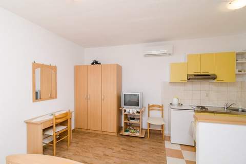 Apartments Skurla - Studio Apartment with Terrace (A1 žuti ) - Ferienunterkunft in Saplunara (2 Personen)