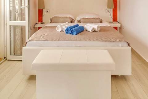 Villa Mirosa-Superior triple Room with Balcony and Sea View ( 8 ) - Ferienunterkunft in Saplunara (3 Personen)