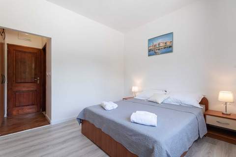 Apartments Azzurro- Three Bedroom Apartment with Terrace and Hot Tub ( Azzurro I-donji) - Ferienunterkunft in Komolac (6 Personen)