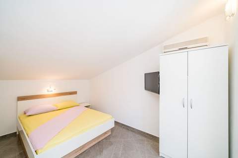 Apartments & Rooms Barišić - Double Room with Balcony and Garden View(Second Floor)-Soba 1 - Ferienunterkunft in Kupari (2 Personen)