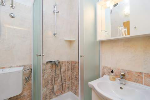 Apartments & Rooms Barišić - Double Room with Balcony and Garden View (First floor-Soba 8) - Ferienunterkunft in Kupari (2 Personen)