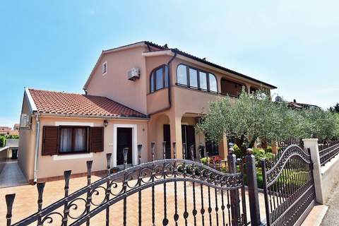 Tina & Denis - Apt Tina with Terrace and Garden - Ferienunterkunft in Pula (7 Personen)