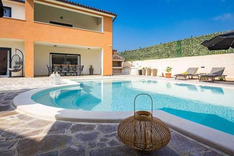 Villa Nur Amela with Pool, Jacuzzi, Darts - Ferienunterkunft in Pula (10 Personen)