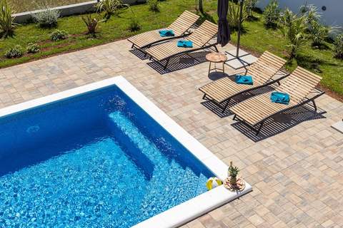 Enchanting Villa Bianca North with Pool and Jacuzz - Ferienunterkunft in Krnica (10 Personen)