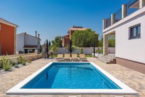 Enchanting Villa Magnolia West with Pool and Jacuz - Ferienunterkunft in Krnica (10 Personen)