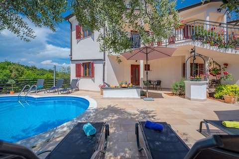 Lara 8 - Shared Pool, Sauna, Jacuzzi - Ferienunterkunft in Drenje (2 Personen)