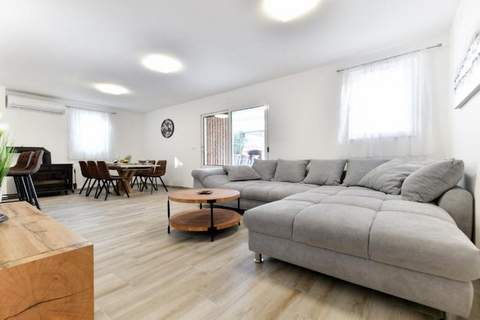 Four Bedroom Villa With Hot Tub - Ferienunterkunft in Pasman (8 Personen)