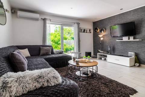 Holiday Home Sunny Side - Six Bedroom Holiday Home - Ferienunterkunft in Kastel Stafilic (10 Personen)