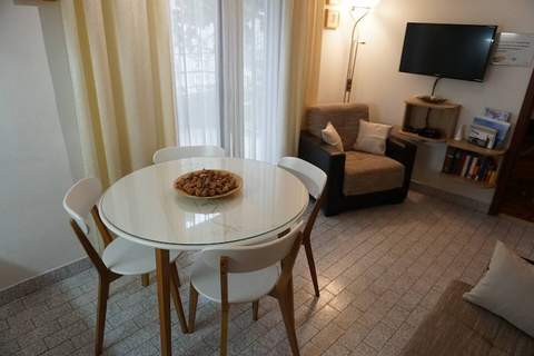 Modern Trogir Apartment with Private Patio, BBQ, and Close to Beach - Two Bedroom Apartment - Ferienunterkunft in Trogir (6 Personen)