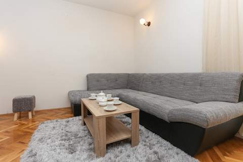 Sunny Elegant Apartments in Trogir - Classic Three Bedroom Apartment  with Balcony  (owner 1) - Ferienunterkunft in Trogir (6 Personen)