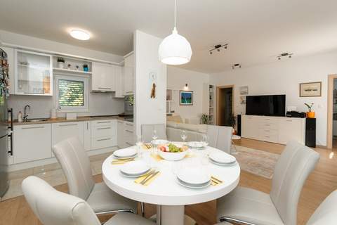 Luxury Villa with Heated Pool, Terrace, and Outdoor Amenities for Relaxation - Five Bedroom Villa - Ferienunterkunft in Trogir (9 Personen)