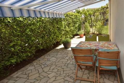 Peaceful and Secluded Krk Apartment with Terrace - One Bedroom Apartment with Terrace - Ferienunterkunft in Krk (3 Personen)