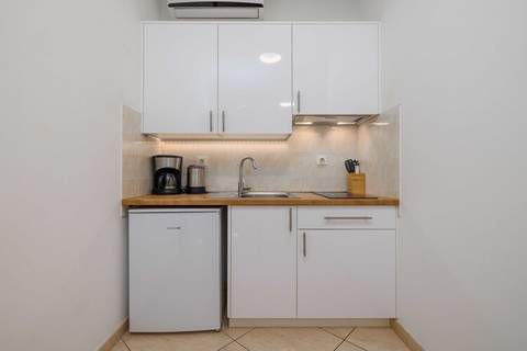 Wonderful Krk Island Stay: Shared Pool, Grill Patio, and Nearby Beaches - Studio Apartment - Ferienunterkunft in Krk (2 Personen)