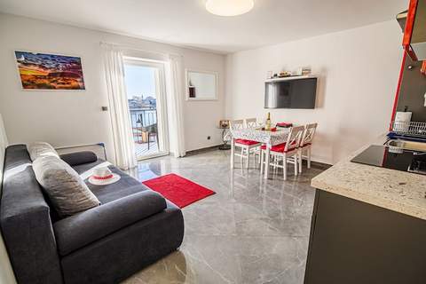 Sleek and Stylish Umag Apartments with Sea View - Two Bedroom Apartment with Balcony - Ferienunterkunft in Umag (6 Personen)