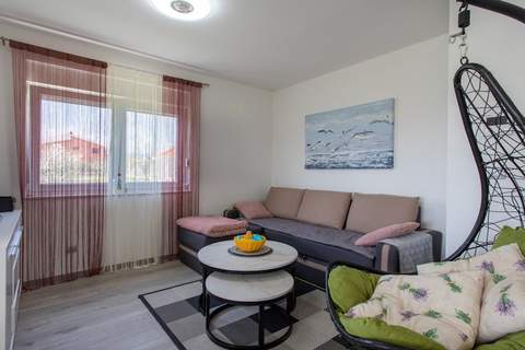 Trendy and Chic Apartment with Terrace and Private Garden - One Bedroom Apartment - Ferienunterkunft in Kastel Stari (4 Personen)