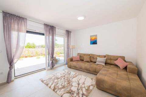 Villa Sunrise with Outdoor Pool - Four Bedroom Villa with Pool - Ferienunterkunft in Sibenik (10 Personen)