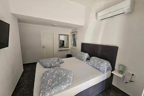 Spacious Villa With Outdoor Swimming Pool in Trogir - Classic Two Bedroom Apartment - Ferienunterkunft in Trogir (6 Personen)
