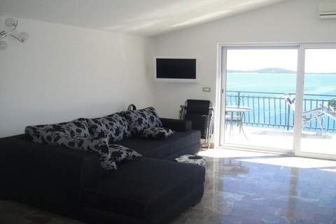 Wonderful Visinisce Apartments with Terrace and Sea Views - Comfort Two Bedroom Apartment (Owner 3) - Ferienunterkunft in Vinisce (6 Personen)