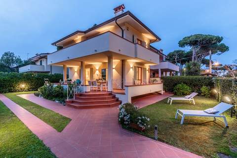 Regina Beach Villa, by the beach in Marina di Piet - Ferienunterkunft in Marina di Pietrasanta (6 Personen)