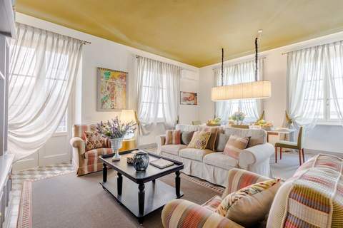 Casa Titti, Luxury Spacious 4 Bedrooms - Ferienunterkunft in Lucca (8 Personen)