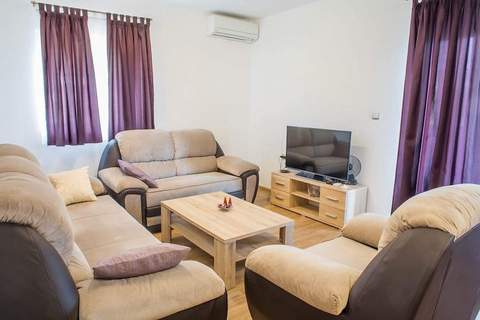 Holiday Home J&D No.2-Nine Bedroom House with Pool - Ferienunterkunft in Podstrana (20 Personen)