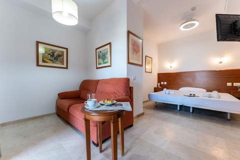 CT 240 - Beachfront Apartment -Don Juan Manilva - Ferienunterkunft in Estepona (2 Personen)
