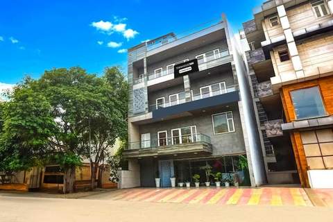 Townhouse Oak  ISKCON Rohini/ Townhouse Oak Rohini Sector 23 - Ferienunterkunft in Delhi (2 Personen)