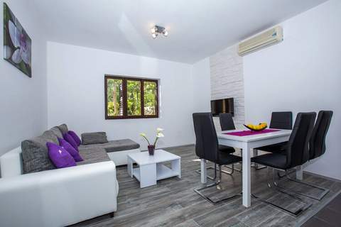 Villa Roza- Two-Bedroom Apartment - Ferienunterkunft in Mokosica (4 Personen)