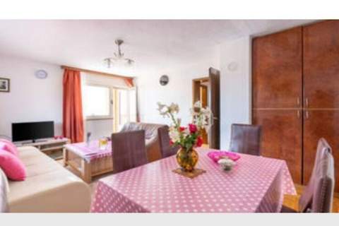 Three-Bedroom Apartment - Ferienunterkunft in Okrug Gornji (5 Personen)