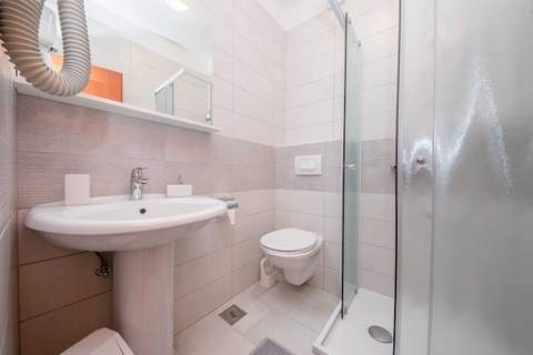 Guest House Villa Anggela - Double Room with Balcony and Sea View (BR3) - Ferienunterkunft in Rab (2 Personen)