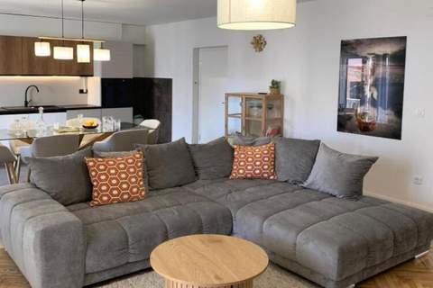 Luxury Apartment Ivo  with Jacuzzi near the beach - Two Bedroom Apartment - Ferienunterkunft in Podstrana (5 Personen)