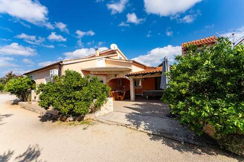 Holiday home Nadalina - Ferienunterkunft in Vodice (10 Personen)