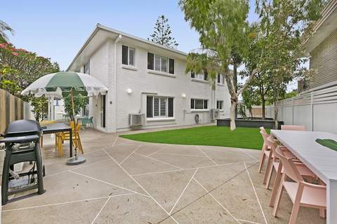 Spacious 4-Bed Villa with Mediterranean Charm - Ferienunterkunft in Surfers Paradise (8 Personen)