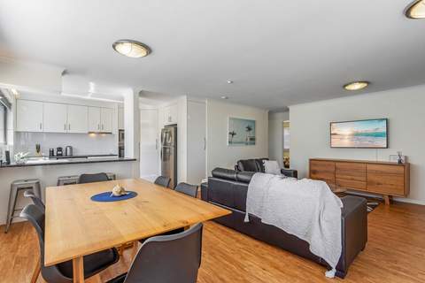 Cosy 2-Bedroom Seaside Unit Steps from Beach - Ferienunterkunft in Maroochydore (4 Personen)