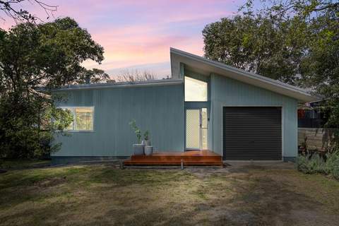 Cosy Getaway with Fireplace and Spacious Backyard - Ferienunterkunft in Broulee (6 Personen)