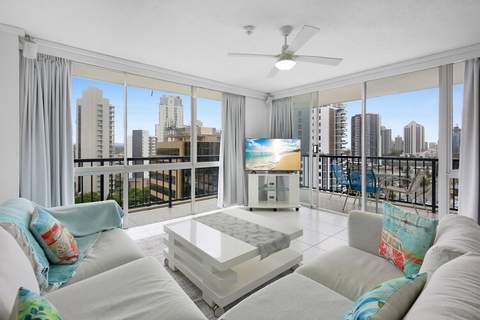 Chic Coastal Retreat with Resort-Style Amenities - Ferienunterkunft in Surfers Paradise (5 Personen)