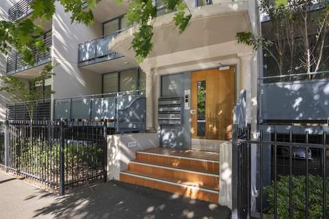 Central 2-Bed Pad with Tennis Court, - Ferienunterkunft in Southbank (4 Personen)